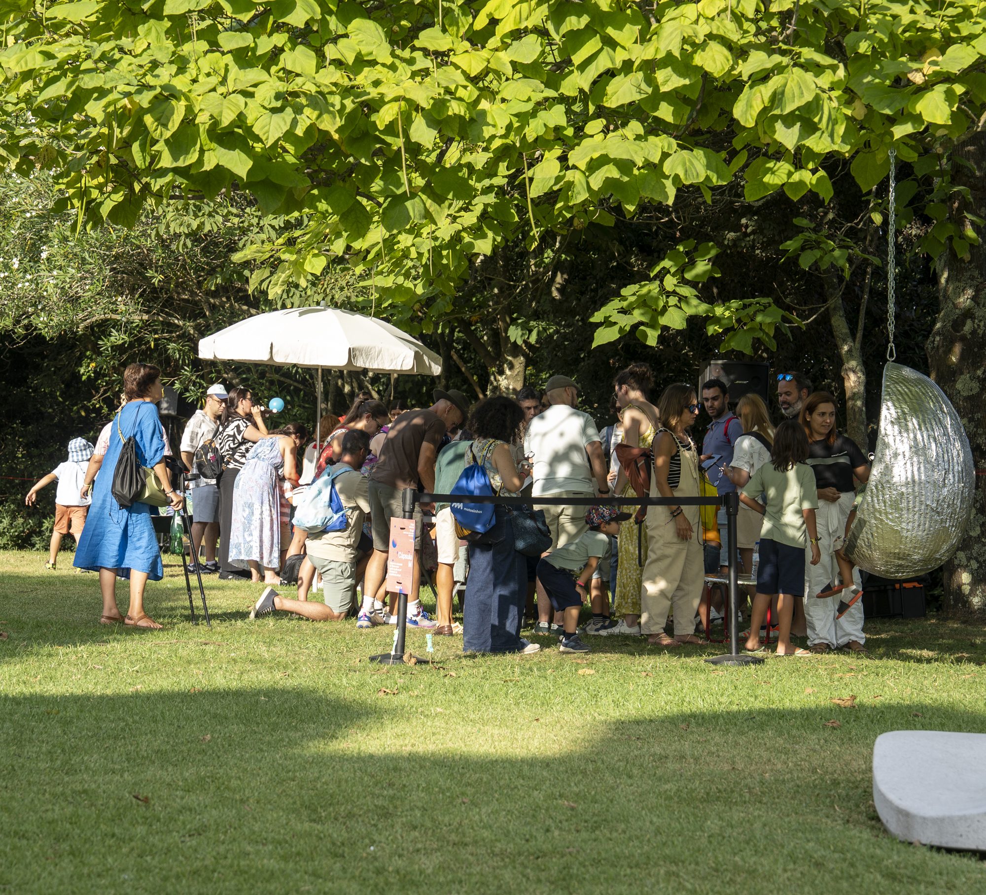 Público reunido no evento MUCÉU divulgado pela 4 Ventos num jardim, em Leça da Palmeira